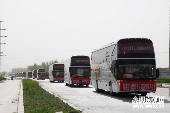 行進中的車隊，浩浩蕩蕩，蔚為壯觀.jpg